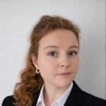 Frau in Blazer l&auml;cheln in die Kamera