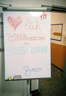 Schild Herzlich Willkommen im Oratorium Don Bosco