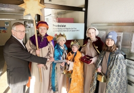 Sternsinger zusammen mit Pater Rainer Reitmaier vor dem Provinzialat der Salesianer Don Boscos in München