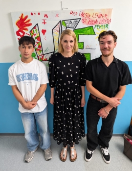 Bundestagsabgeordnete Nicole Gohlke mit zwei Bewohnern der Wohngruppe Life