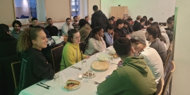 Die muslimischen Jugendlichen im Salesianum kommen zur gemeinsamen Iftar-Zusammenkunft zusammen, um während des Ramadan den Fastenmonat in einer spirituellen und gemeinschaftlichen Atmosphäre zu erleben.jpg
