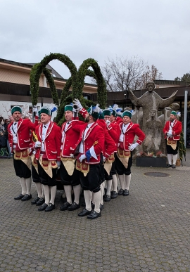 Münchner Schäffler vor dem Eingang Salesianum München