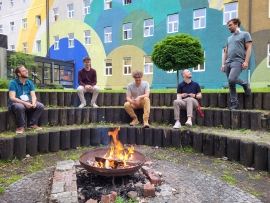 Gute-Nacht-Ritual am Lagerfeuer im Salesianum