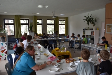 Gemeinsames Osterfrühstück im Salesianum.jpeg