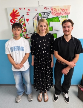 Bundestagsabgeordnete Nicole Gohlke mit zwei Bewohnern der Wohngruppe Life