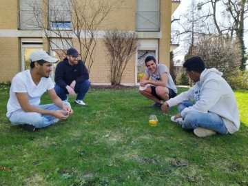 Jugendliche der Wohngruppe „Hope“ im Garten der neuen Einrichtung