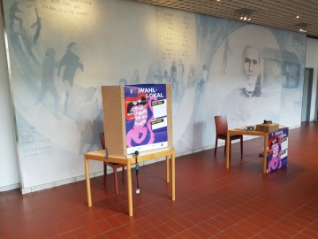Wahlurnen für die U18-Wahlen im Salesianum 