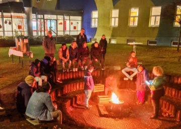 Jugendliche sitzen am Lagerfeuer im Innenhof des Salesianums