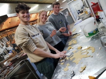 FSJler backen Don Bosco Kekse.