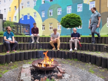 Gute-Nacht-Ritual am Lagerfeuer im Salesianum