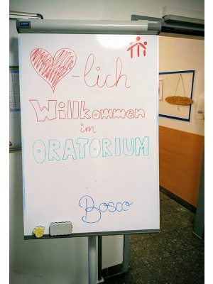 Schild Herzlich Willkommen im Oratorium Don Bosco