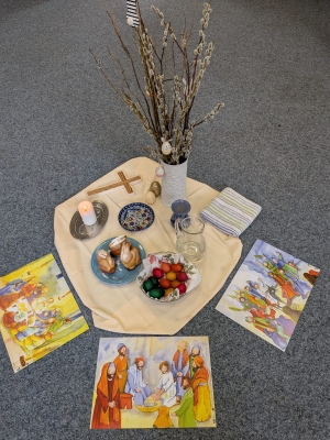 Impuls Ostern, mit Bildkarten Palmbuschen, Kreuz, gebackenen Hasen, Schale und Wasserkaraffe
