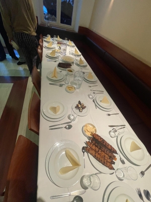 Gedeckter Tisch mit Essen zum Iftar im Salesianum M&uuml;nchen Speisesaal