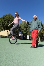 Bruder Sepp Schwaller trainiert Einradfahrerin