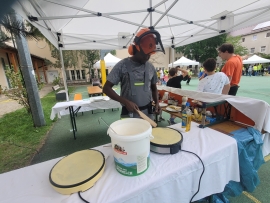 Ein Mitarbeiter im Bauarbeiteroutfit bereitet Crepes zu.