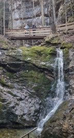Zwei Jungs stehen vor dem Wasserfall in der Klausenbachklamm, einem faszinierenden Ziel für die Jugendlichen aus dem Salesianum, die die Schönheit der Natur hautnah erleben.jpg