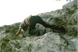 Bruder Sepp Schwaller klettert am Felsen