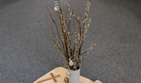 Impuls Ostern, mit Bildkarten Palmbuschen, Kreuz, gebackenen Hasen, Schale und Wasserkaraffe