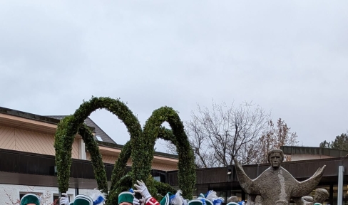 Münchner Schäffler vor dem Eingang Salesianum München