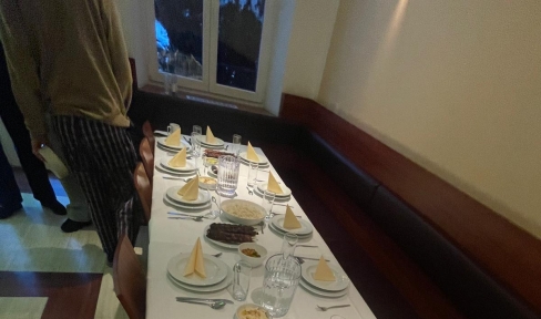 Gedeckter Tisch mit Essen zum Iftar im Salesianum München Speisesaal