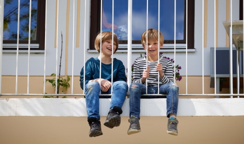 Kinder auf dem Balkon des Oratoriums Don Bosco