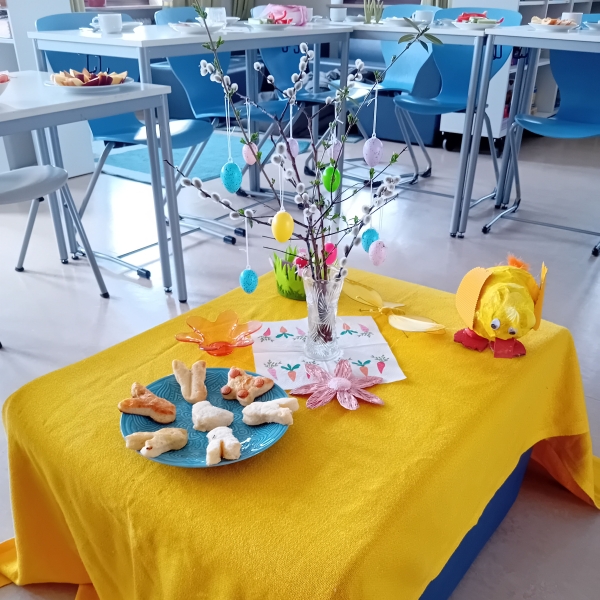 Geschmückter Ostertisch beim gemeinsamen Osterfrühstück im Salesianum.jpg