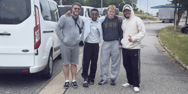 Jugendliche am Rastplatz auf dem Weg zum Provinzsportfest in Essen