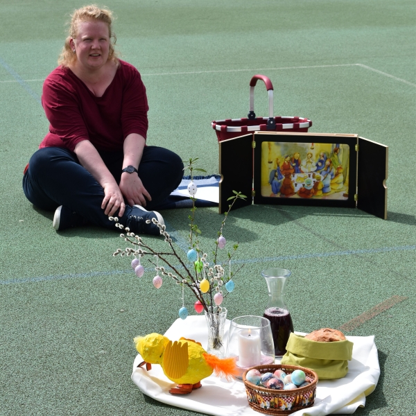 Martina Edenhofer bei der Erzählung der Ostergeschichte auf dem Sportplatz des Salesianums