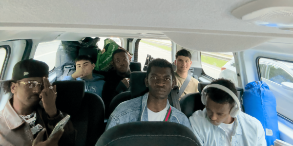 Foto der Jugendlichen im Auto auf dem Weg zum Provinzsportfest