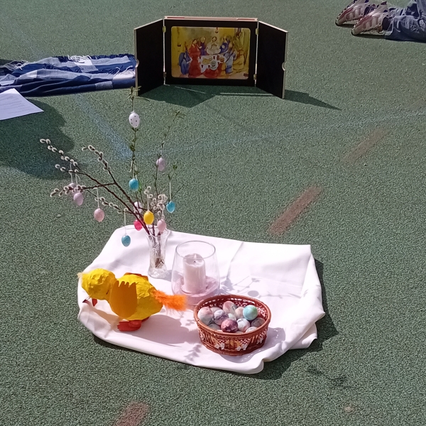 Um die Ostergeschichte anschaulich zu erzählen, werden verschiedene Gegenstände eingesetzt: eine große Osterkerze, bunt bemalte Ostereier, ein Palmzweig und ein Kamishibai mit passenden Bildern zur Leidens- und Auferstehungsgeschichte Jesu.