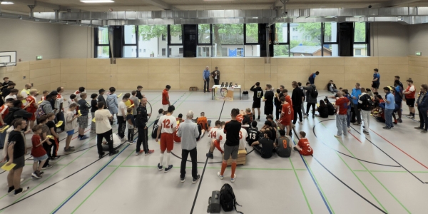 Zusammenkunft in der Sporthalle für das gemeinsame Provinzsportfest in Essen .jpg