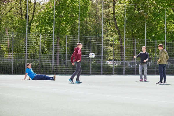 Jugendliche des Oratoriums spielen Fußball