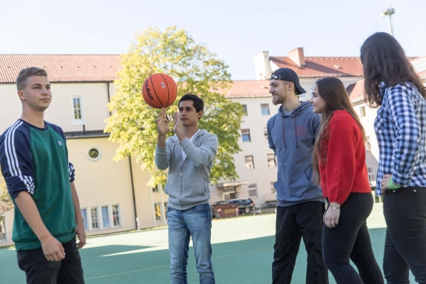 Junge Menschen auf dem Sportplatz des Campus Don Bosco