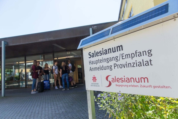 Eingang zum Salesianum mit Schild