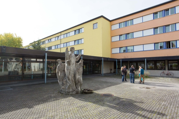 Eingang zum Salesianum mit Don Bosco Statue