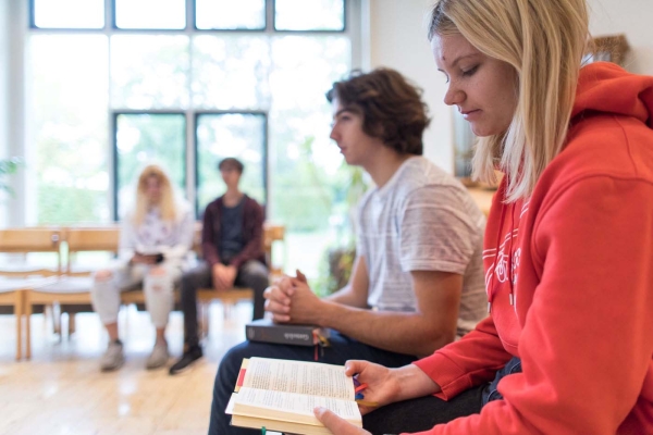 Jugendliche in der Hauskapelle