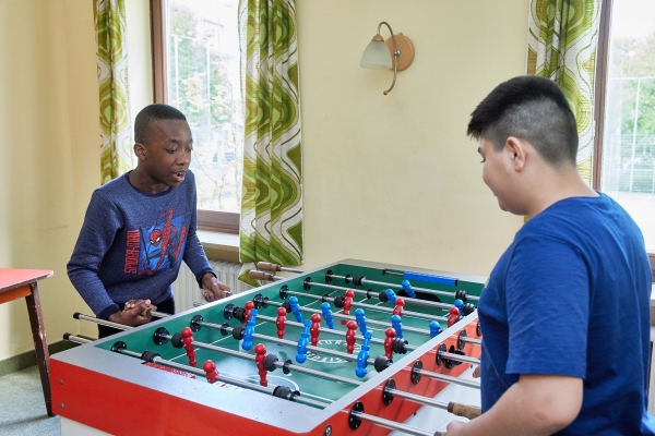 Zwei Jungen spielen Kicker im Oratorium Don Bosco