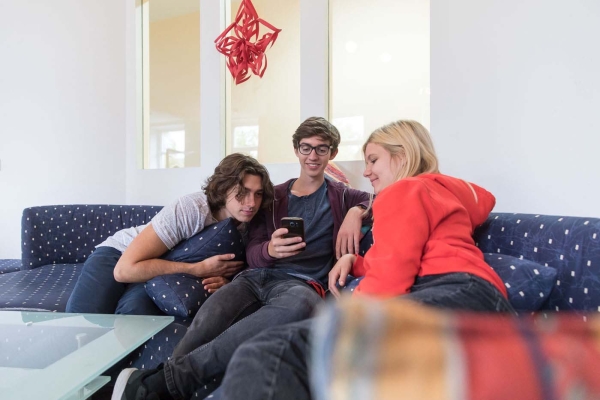Junge Menschen auf der Couch in der Lounge