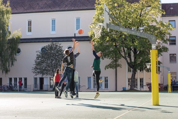 Jugendliche spielen Basketball auf dem Campus Don Bosco