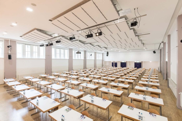 Blick über den gesamten Veranstaltungssaal