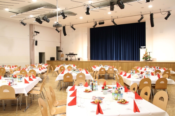 gedeckte und dekorierte Tische im Veranstaltungssaal