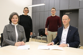 Bei der Unterzeichnung dabei sind Birgit Schaufler und Diana Haberl (beide KSH) sowie Provinzialvikar Christian Vahlhaus und Jonathan Weidle vertretend für den Orden.
