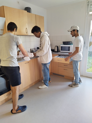 Jugendliche der Wohngruppe „Hope“ in der Küche der neuen Räumlichkeiten in Nymphenburg