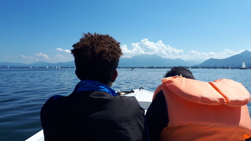 Jugendliche der Wohngruppe Hope fahren mit einem Tretboot auf dem Chiemsee