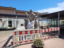 Steinmetz restauriert Don Bosco Statue vor dem Salesianum