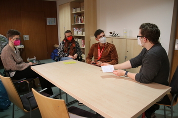 Jonathan Weidle mit ehemaligen Don Bosco Volunteers im Gespräch.