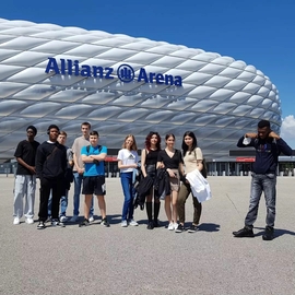 Jugendliche aus dem Salesianum München beim Ausflug in die Allianz Arena