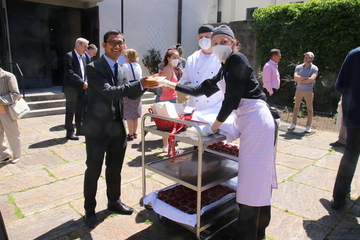 Nach dem Maria Hilf Gottesdienst verteilte die Küche Törtchen an die Gottesdienstteilnehmer*innen