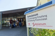 Eingang zum Salesianum mit Schild