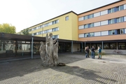 Eingang zum Salesianum mit Don Bosco Statue